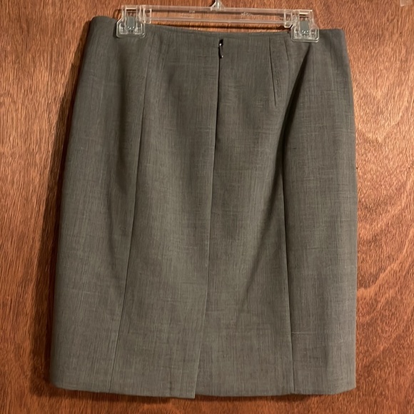 Ann Taylor skirt. Size 8. Grey. Perfect condition. Has been dry cleaned. - Picture 4 of 6